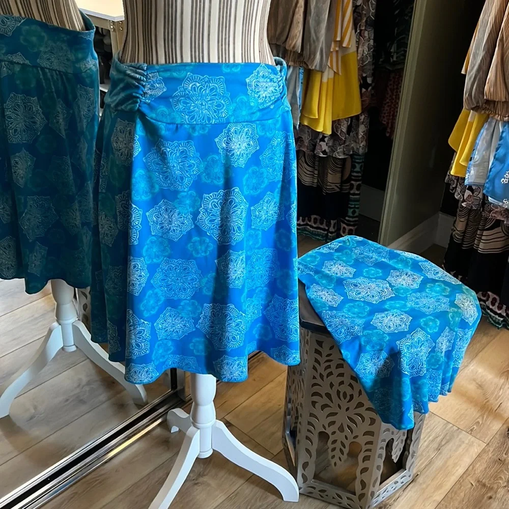 Tranquility, slimming skirt, wide cinched waist band, aqua blues & white_2
